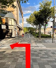 橋を渡り左折します