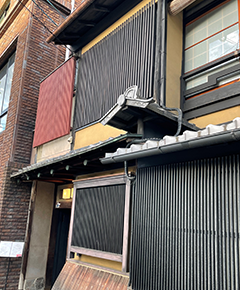 右手にある建物の中に当店がございます